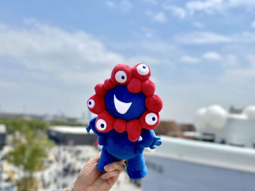 夢洲駅のローソンでようやく買えたミャクミャクのぬいぐるみ。