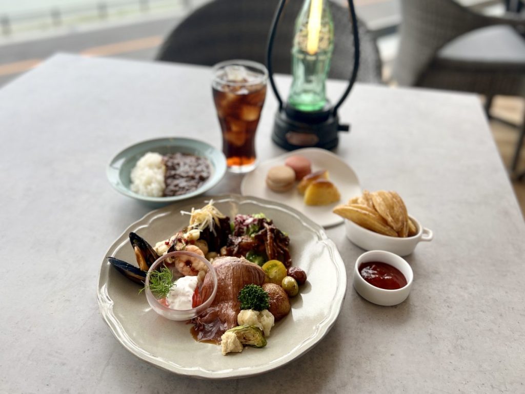 世界各国の料理が楽しめる「ラウンジ&ダイニング」のブッフェ。