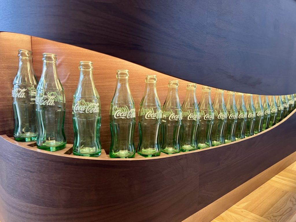 コカ・コーラのボトルが並ぶインテリアが楽しい「ラウンジ&ダイニング」。