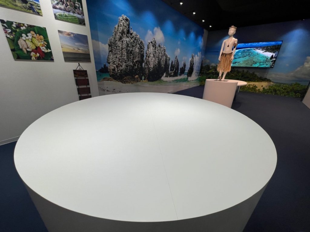 何もない展示で話題となったナウル共和国の丸いテーブルの展示。