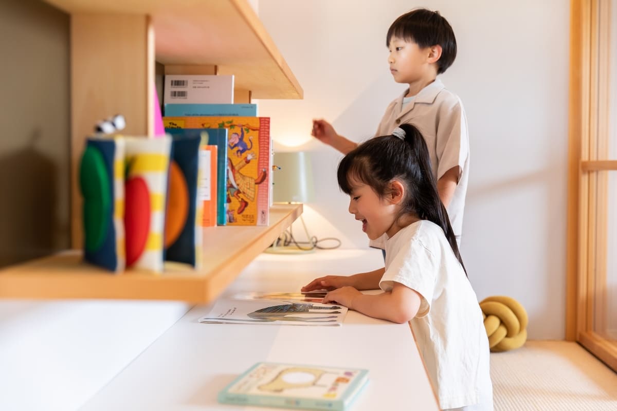 絵本を選ぶ子どもたち