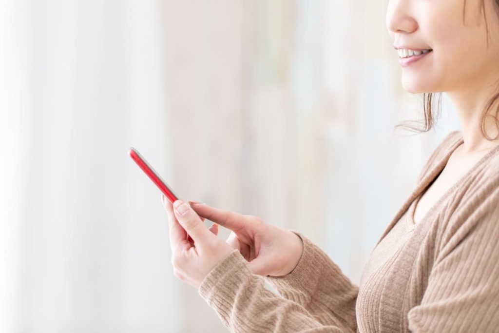 スマホを見る女性の手