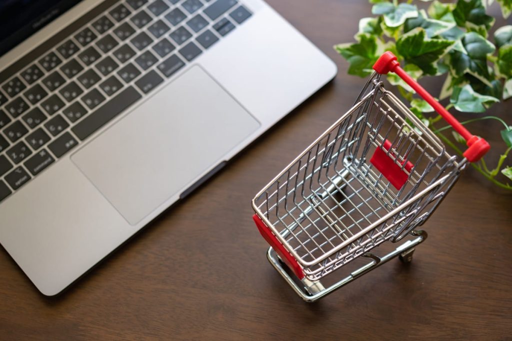 パソコンとカートの画像