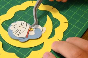 ペーパーシアターに細かいパーツを貼り付ける様子