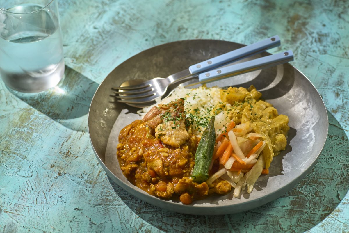 「成城石井自家製 混ぜて食べる！スリランカ風チキンとジャガイモのあいがけカレー」755円（税込）