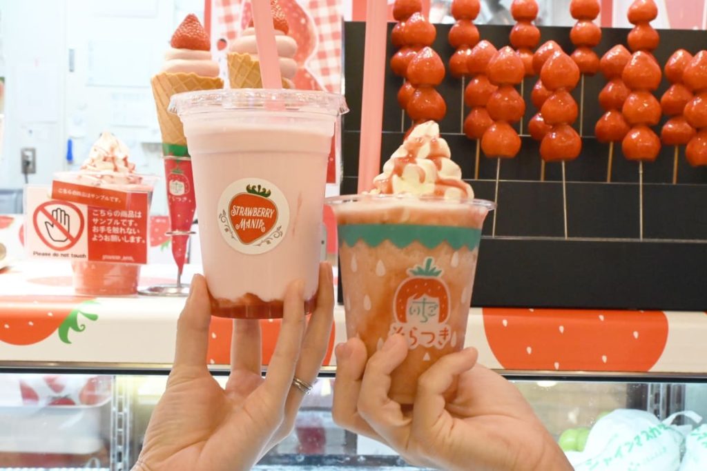 「いちごシェイク」750円 ※東京ソラマチ限定メニュー と「いちごスムージー」650円(いずれも税込み)