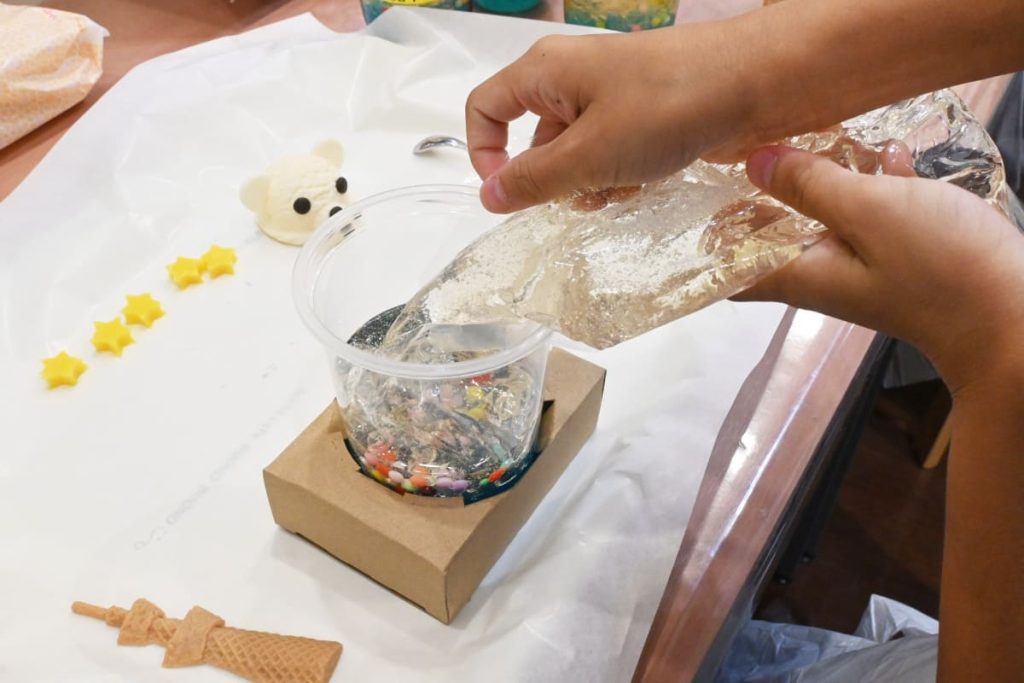 カップに温かいゼラチンを流し込みます