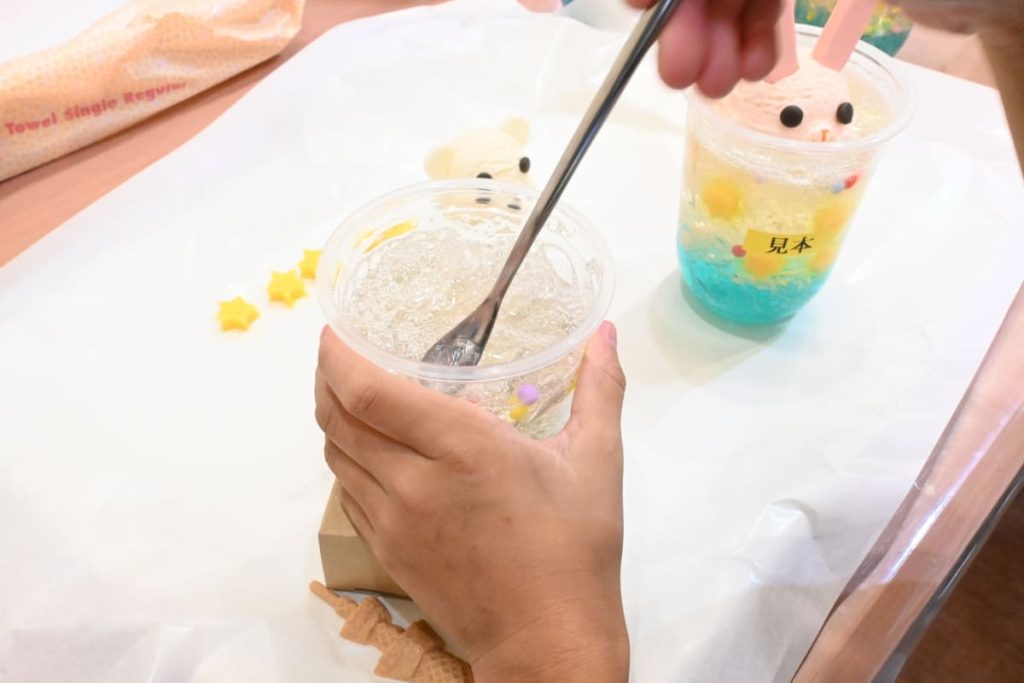 ドリンクの氷を表現するためにビニール袋を使います