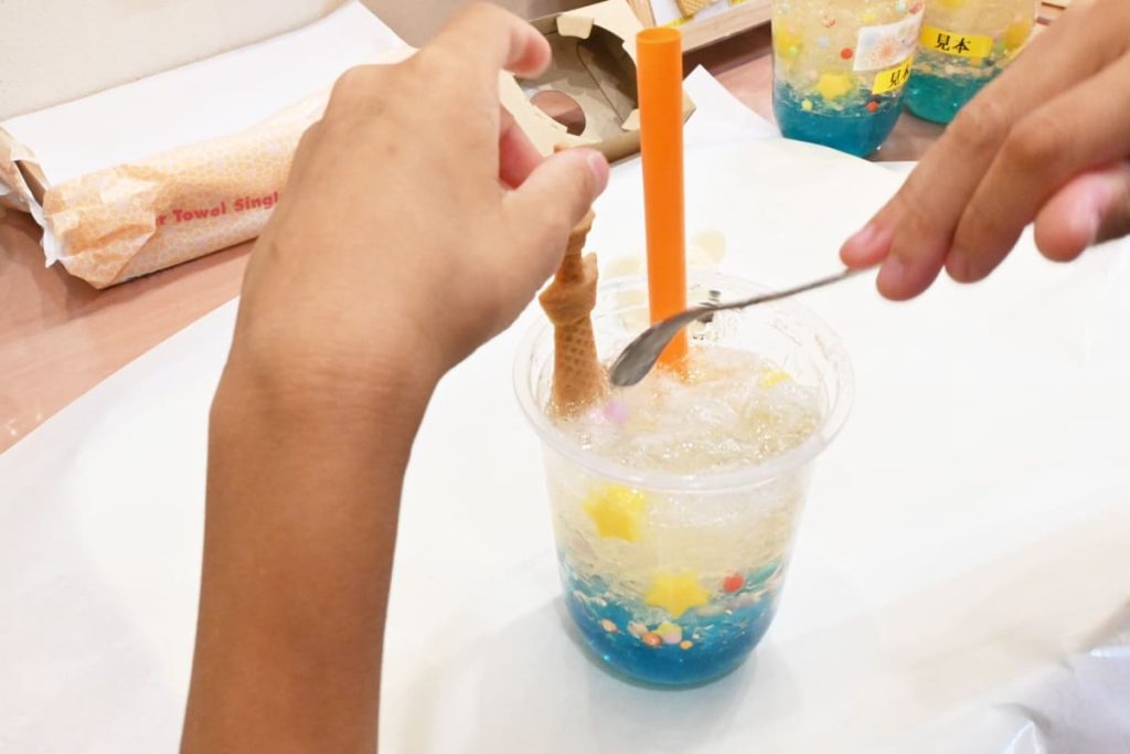 東京スカイツリーの形のクッキーをトッピング