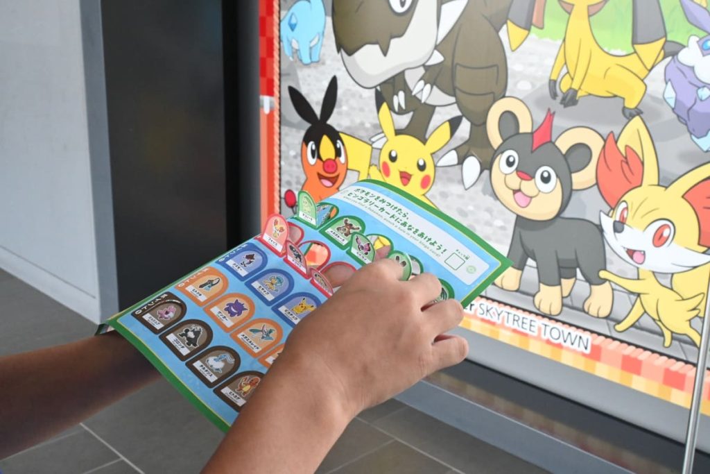 見つけたポケモンをチェックしているところ