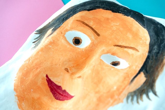 有名テーマパークでおなじみ！「こっちを見てくる顔」を紙粘土で作ろう