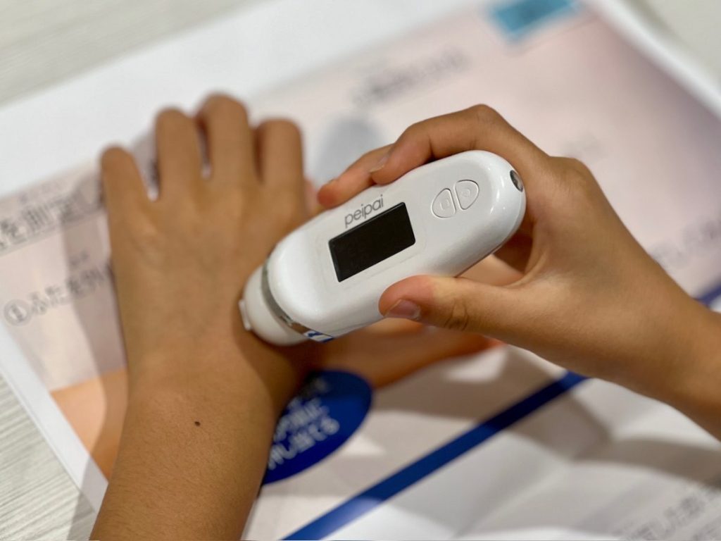 お肌の油分と水分が測定できる油分水分チェッカー。