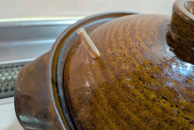 菜箸を挿したり、野菜の切れ端を使ったりして、ふさぐ工夫をしている人もいますよ。