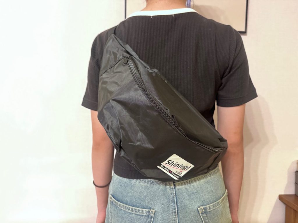 両手が空くボディバッグは身軽に行動できて◎