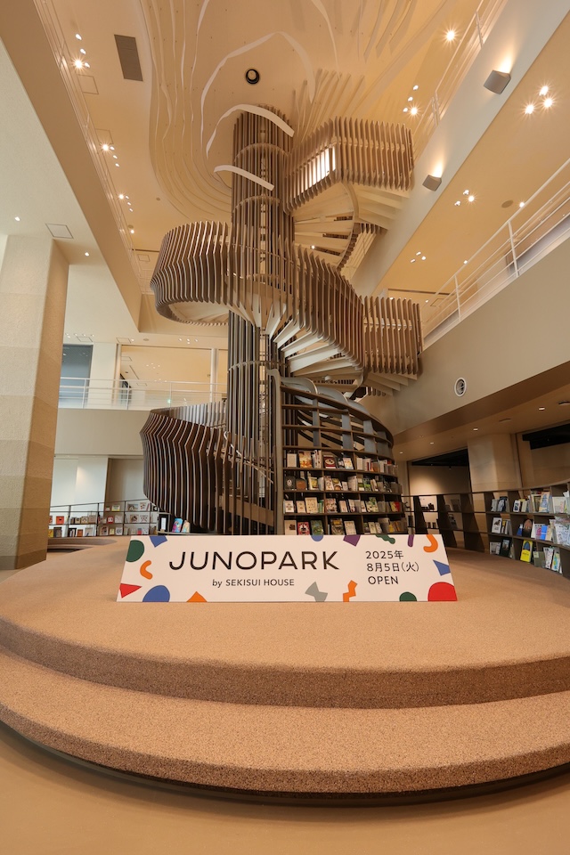 JUNOPARKのシンボルツリー「感性の樹」。
周囲には感性を磨く本がずらりと並んでいます。