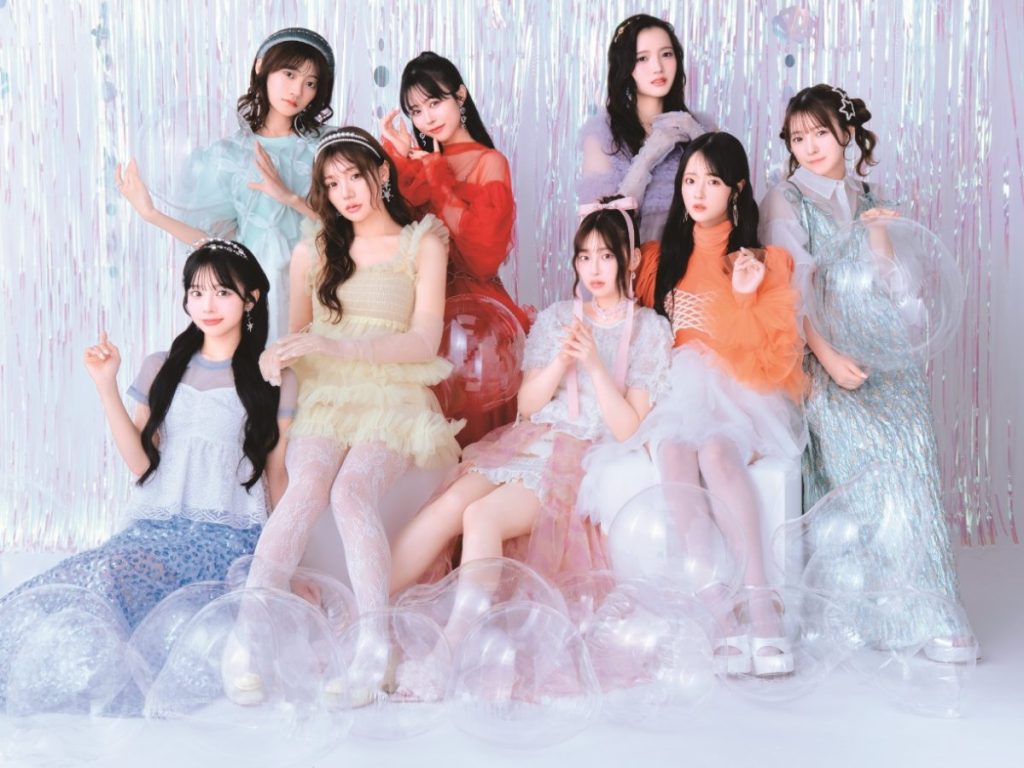 スクールガール風のショットは、ヘアメイクやコーデを参考にしてみても◎