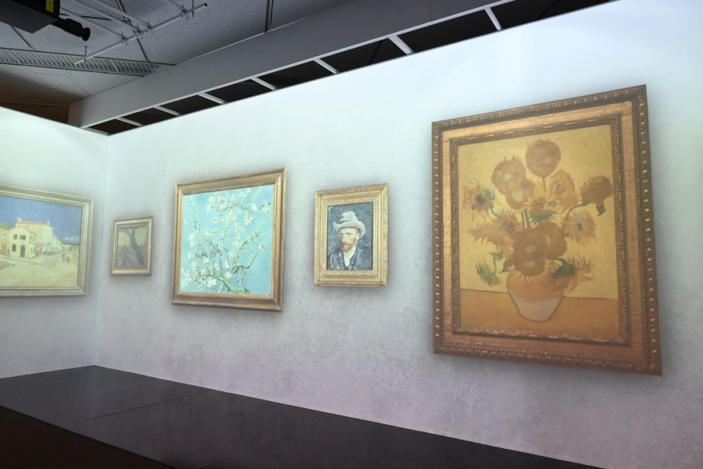 まるでそこに展示されているかのような絵画作品の映像