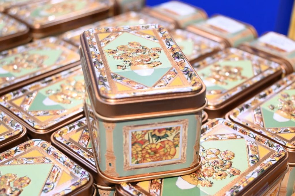 「ゴッホ展 家族がつないだ画家の夢」限定「ひまわり缶」1,350 円／青山デカーボ