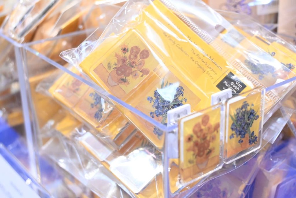 《ひまわり》《アイリスのある花瓶》をデザインした「アクリルクリップスタンド」1,210円