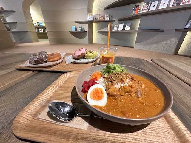 手前のランチカレーはスパイス香るチキンカレーに副菜もついています（1,200円）。
奥のドーナツは、左からカカオドーナツ（300円）、プレーンドーナツ（300円）、ストロベリードーナツ（380円）、バナナチョコドーナツ（400円）。