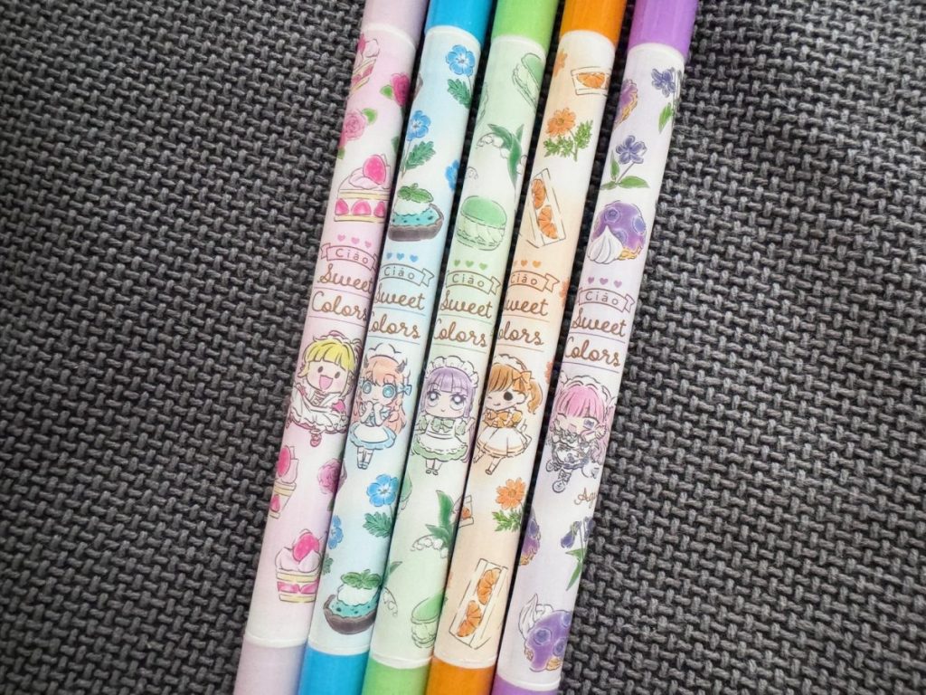 カフェ定員風のヒロインたちが主役のデザイン