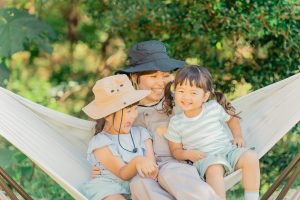 外遊びをしている親子