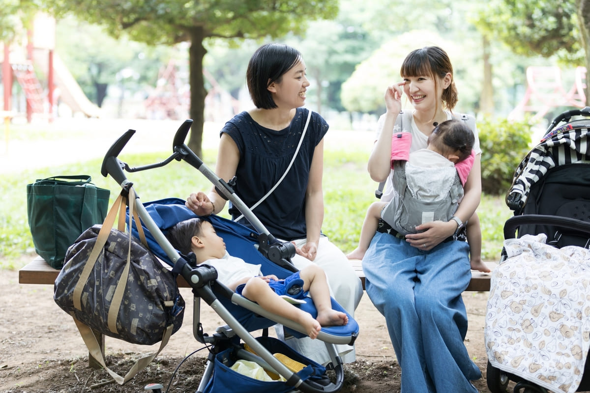 ママ友と会話する女性