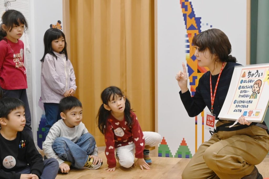 まずは紙芝居を使った説明から始まります