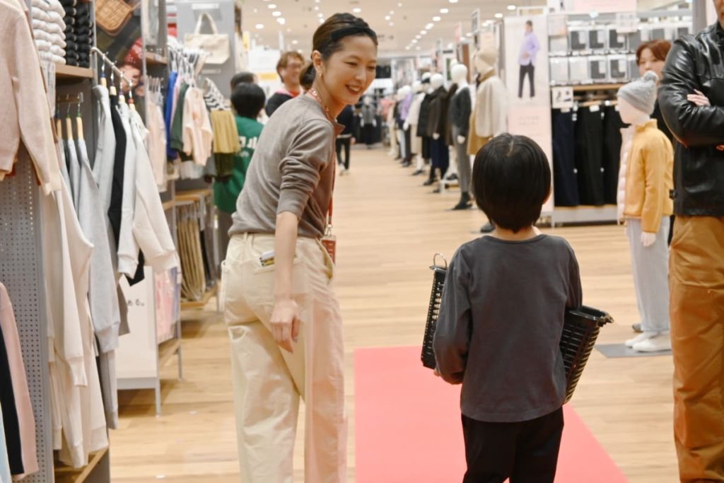 試着室へと移動する様子