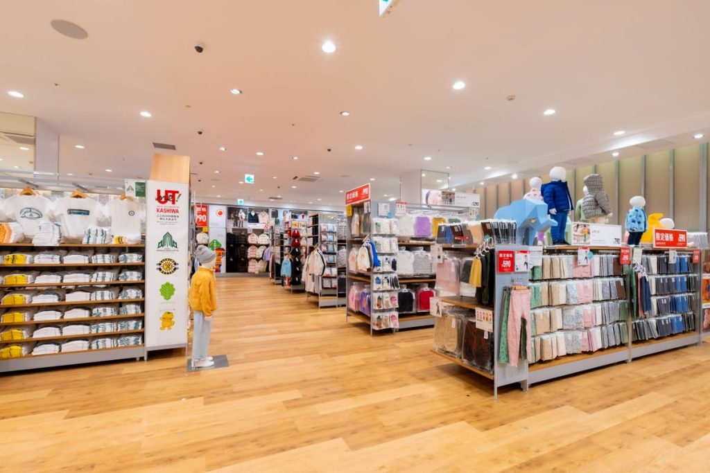 「ユニクロ ららぽーと柏の葉店」のベビー・キッズ服売り場(UNIQLO KIDSコーナー)