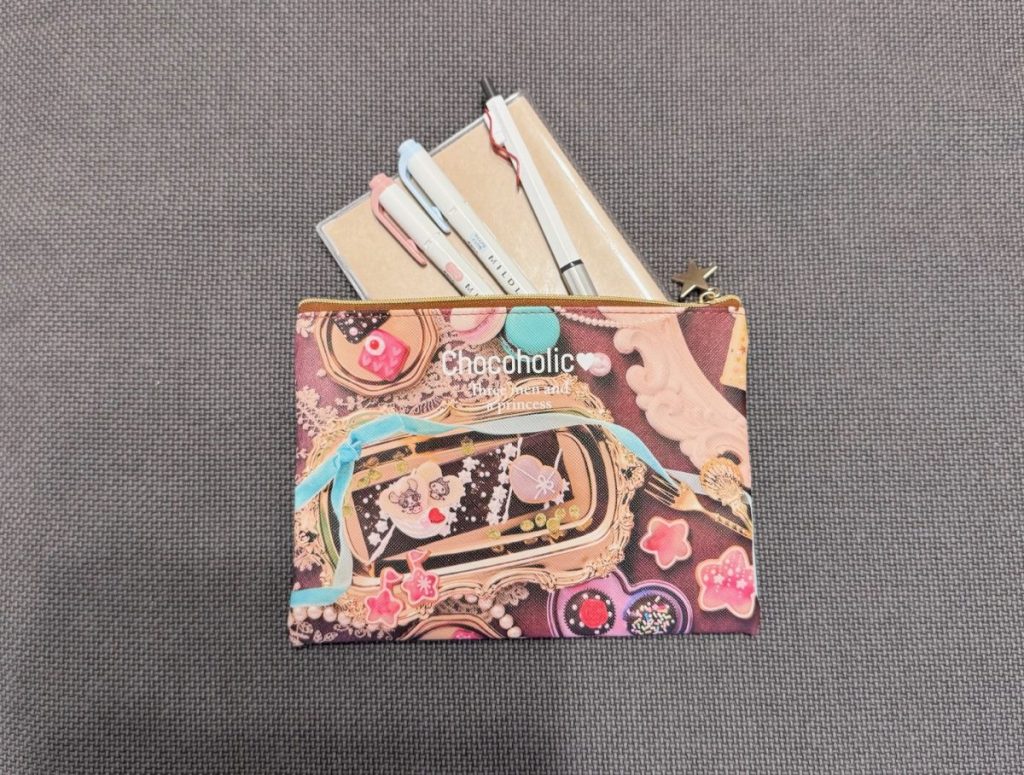 A6サイズの手帳がすっぽり収まるサイズ