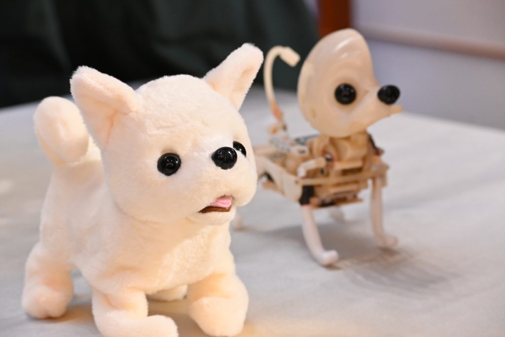 動くぬいぐるみと、その中の様子