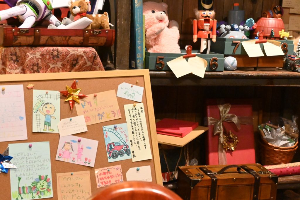 動画内で使用されたセットがどこかにあるかも…?