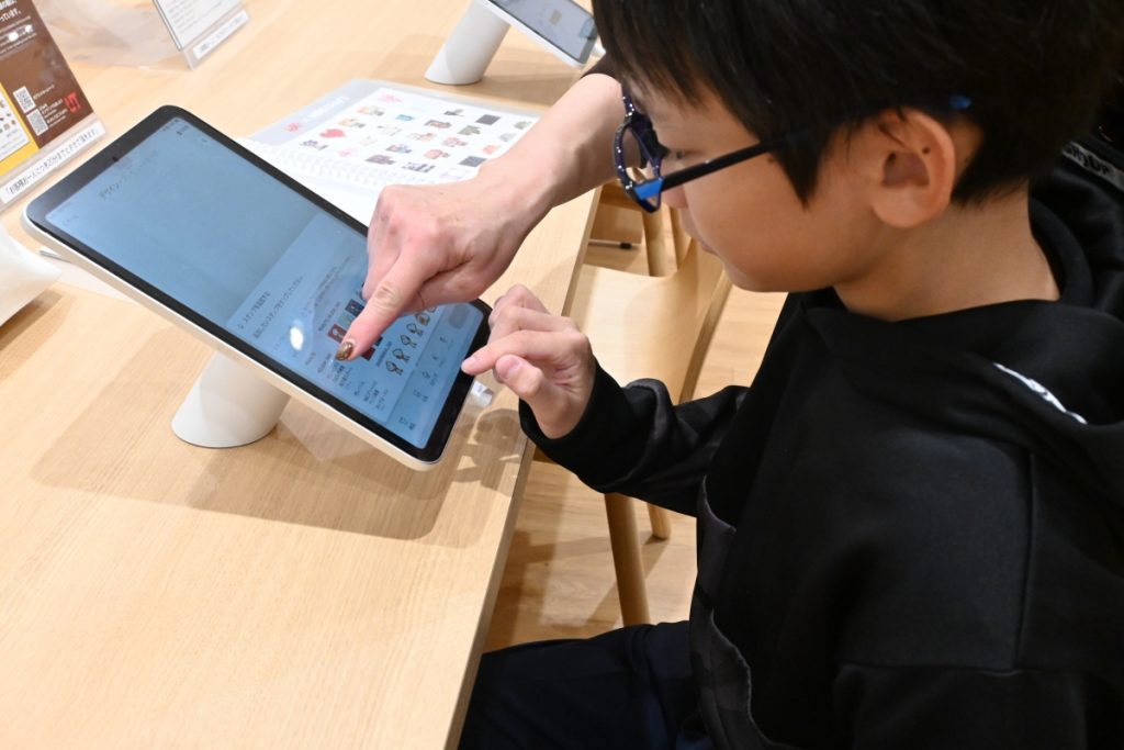 タブレットを見ながら作っていきます