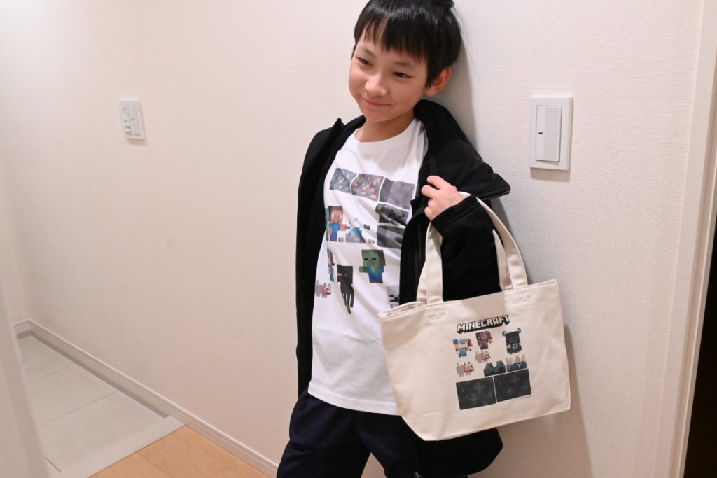 おうちで着てもらいました。仕上がりに満更でもない様子！