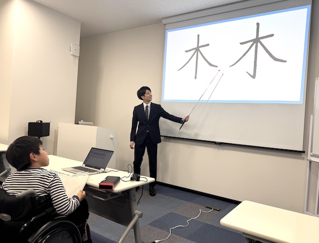 木の縦画は、とめても、はねても字体には関わらないので○になります。