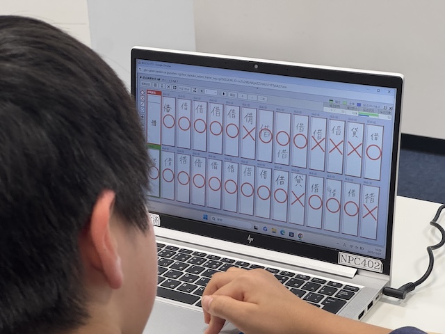 模擬採点をする、久冨さん。
