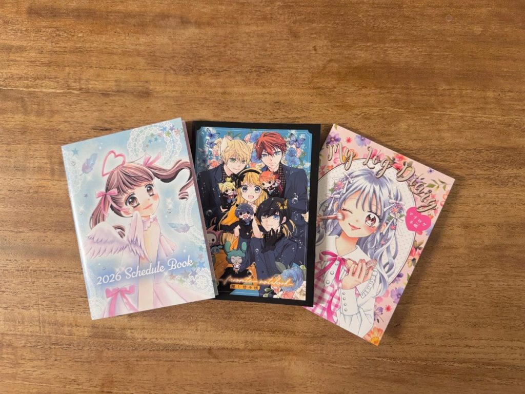 持ち運びしやすいA6サイズの手帳が3冊も…！