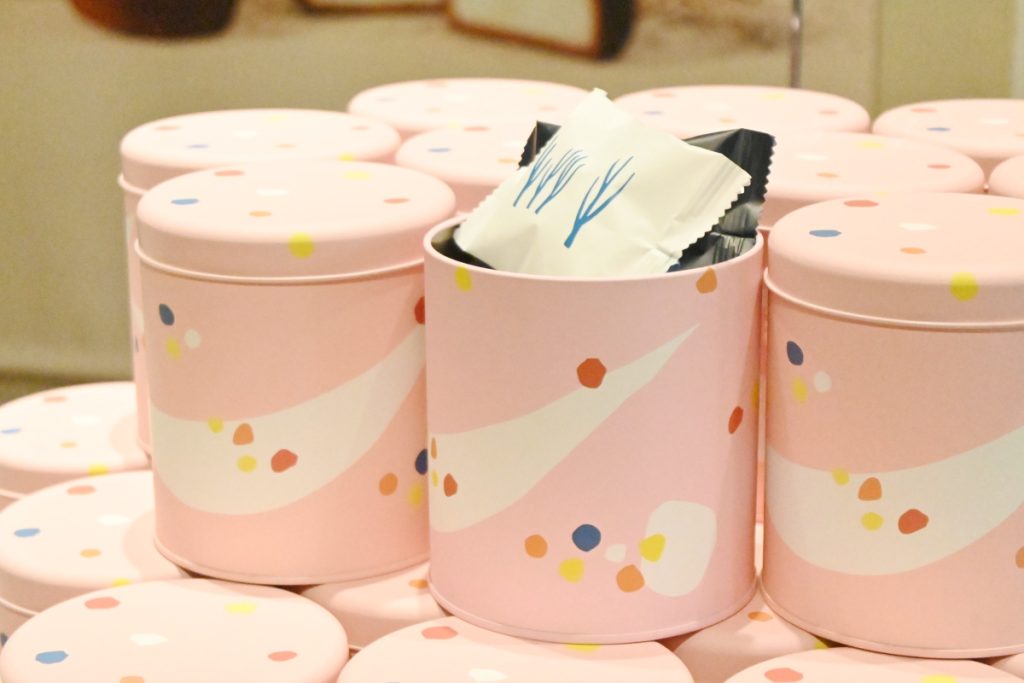 バレンタイン限定缶の「スノーサンド」6個入(白黒各3個入)2,052円