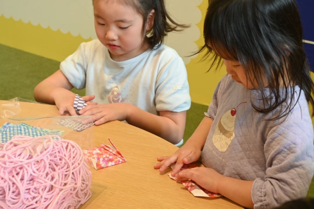 どんな飾りにしよう?と考えながら折り紙を楽しむ姿も