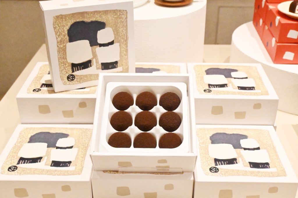 「スノーボール 黒」9個入 1,728円