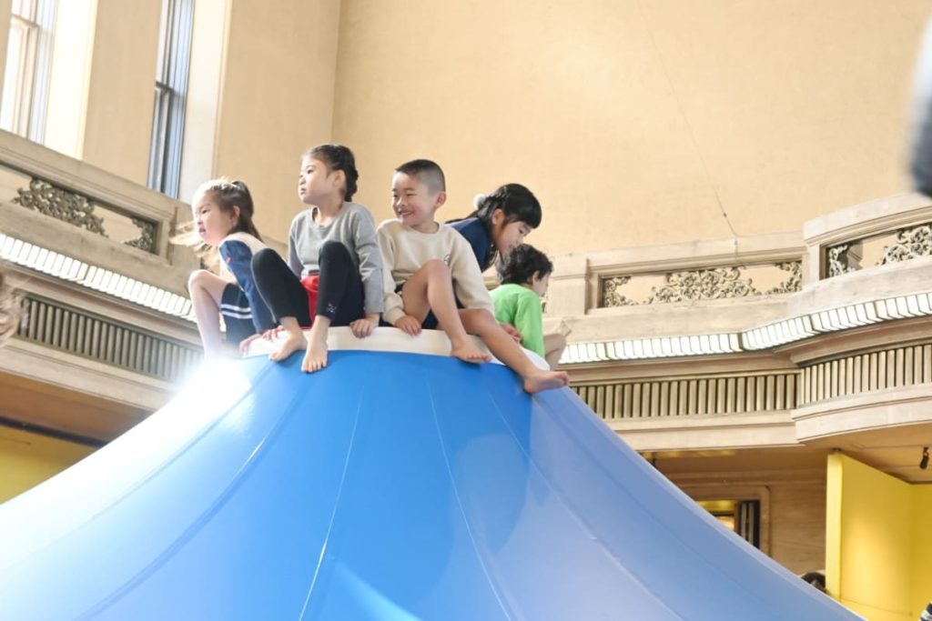 とーはくふじの上に登ってうれしそう!