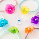 ペットボトルがガラス細工のようなお花のヘアアクセに!? 材料や道具も100均でそろう！【あそび作家/工作アーティストに教わる】