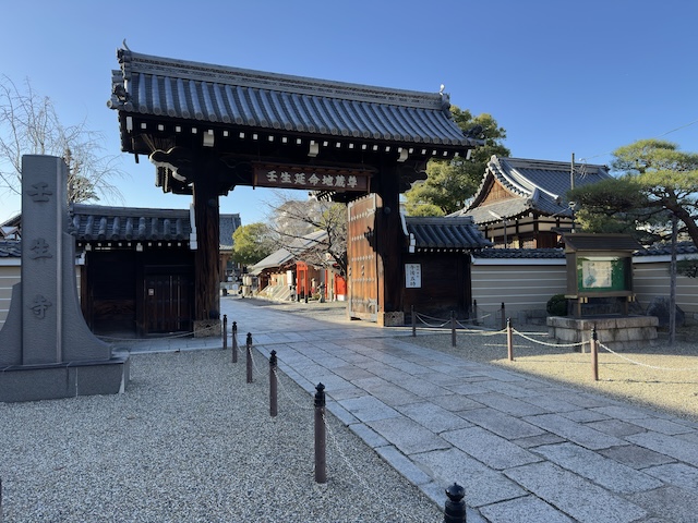 壬生寺の表門。