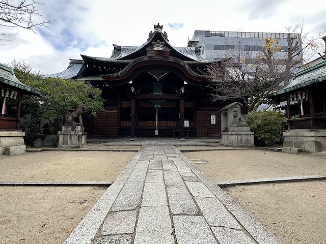 もう一つの鳥居をくぐると本殿に辿り着きます。
