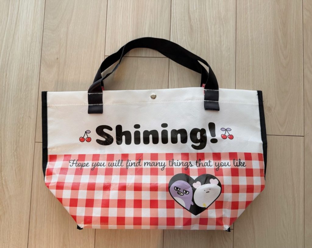 ブラックが効いていてガーリーに傾きすぎない春バッグ