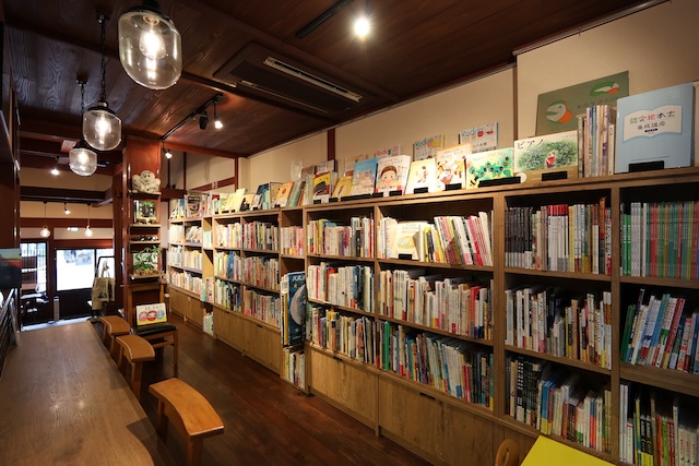 たくさんの絵本が並ぶ店内。