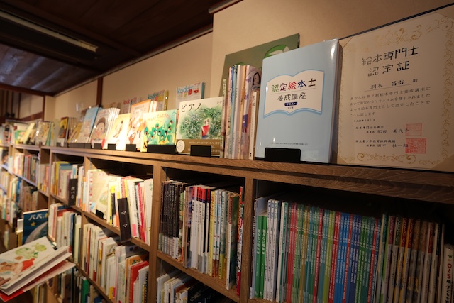 でも「食べる」「ママ」などカテゴリーに分けて、絵本が並べられています。