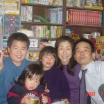 突然「妻のがん」が判明、3人の子どもを残して12日後に亡くなった…。45歳・会社社長が仕事を辞めて「育児と家事に専念」した理由〈前編〉