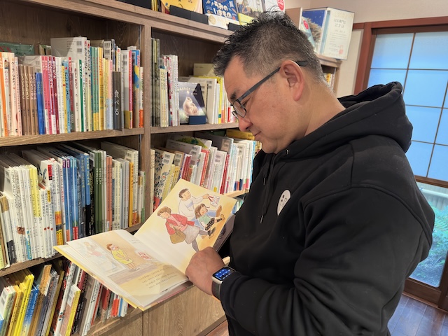絵本専門士であり、絵本カフェMébaé （めばえ）の店主でもある洞本昌哉（ほらもと・まさや）さん